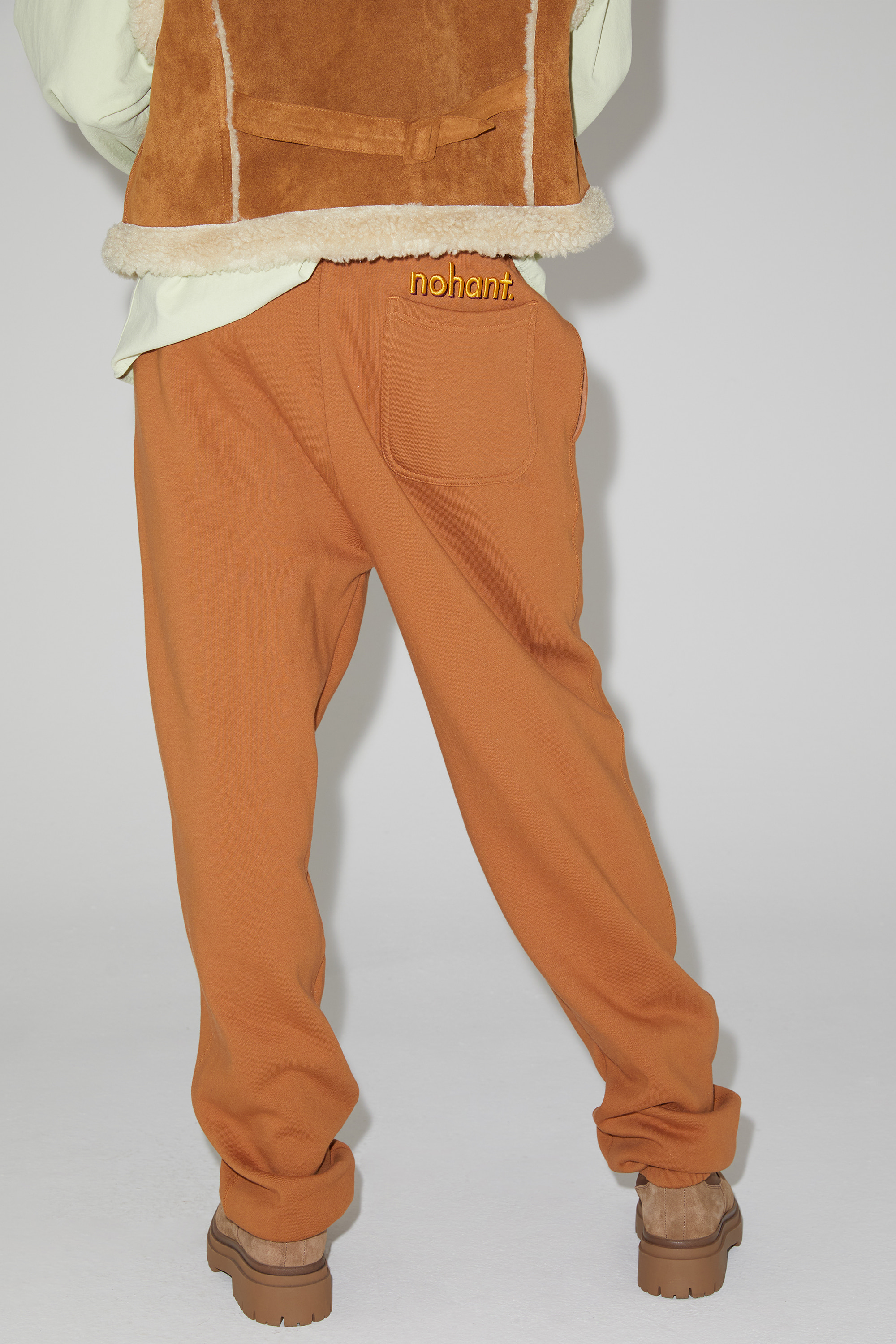 LOGO EMBROIDERY JOGGER PANTS BROWN